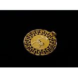 14ct gold pendant - A circular pendant/charm having an image of the Parthenon to one side and