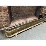 Regency pierced brass fender - With three lion's paw feet to front and pierced decoration, height