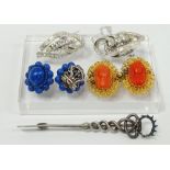 Assorted Jewellery - A yellow metal filigree brooch set with a pair of classical handed oval