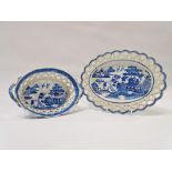 English 18th Century Pearlware - A fretted chestnut basket and stand with 'Three Man Willow' pattern