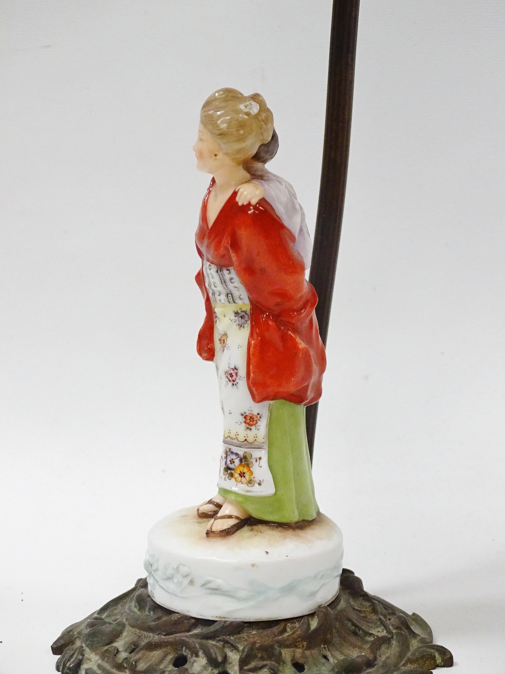 1920s Table Lamp - A Rococo gilt brass based electric lamp with a hand painted western woman dressed - Image 5 of 5