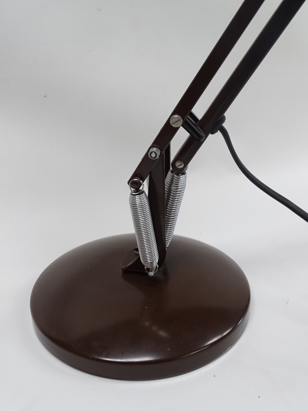 Anglepoise - A model 90 brown anglepoise lamp with round base, height 88.5cm. - Image 3 of 3