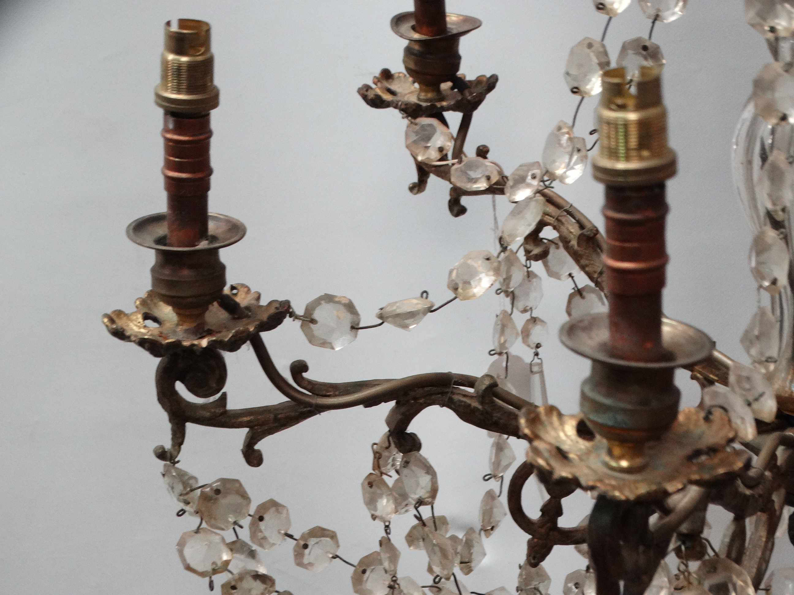 French Chandelier - An early 20th century six branch ceiling electrolier with glass droplet - Image 4 of 4