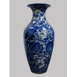 Japanese vase - A very large blue and white vase decorated with two eagles, two tigers and with