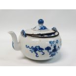 Chinese blue and white teapot - A blue and white teapot with twin wire handle decorated with vases