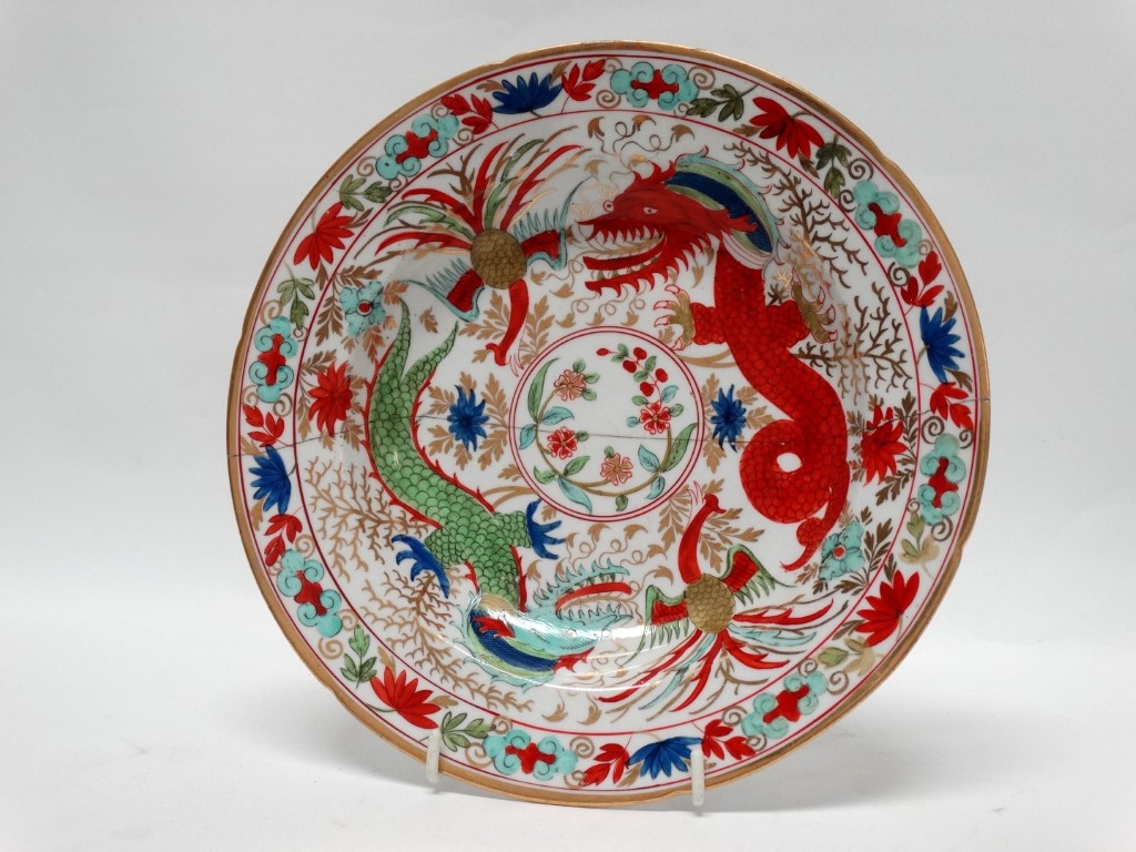 18th/19th century Chinese dish - A Chinese dish with polychrome and gilt decoration, depicting two