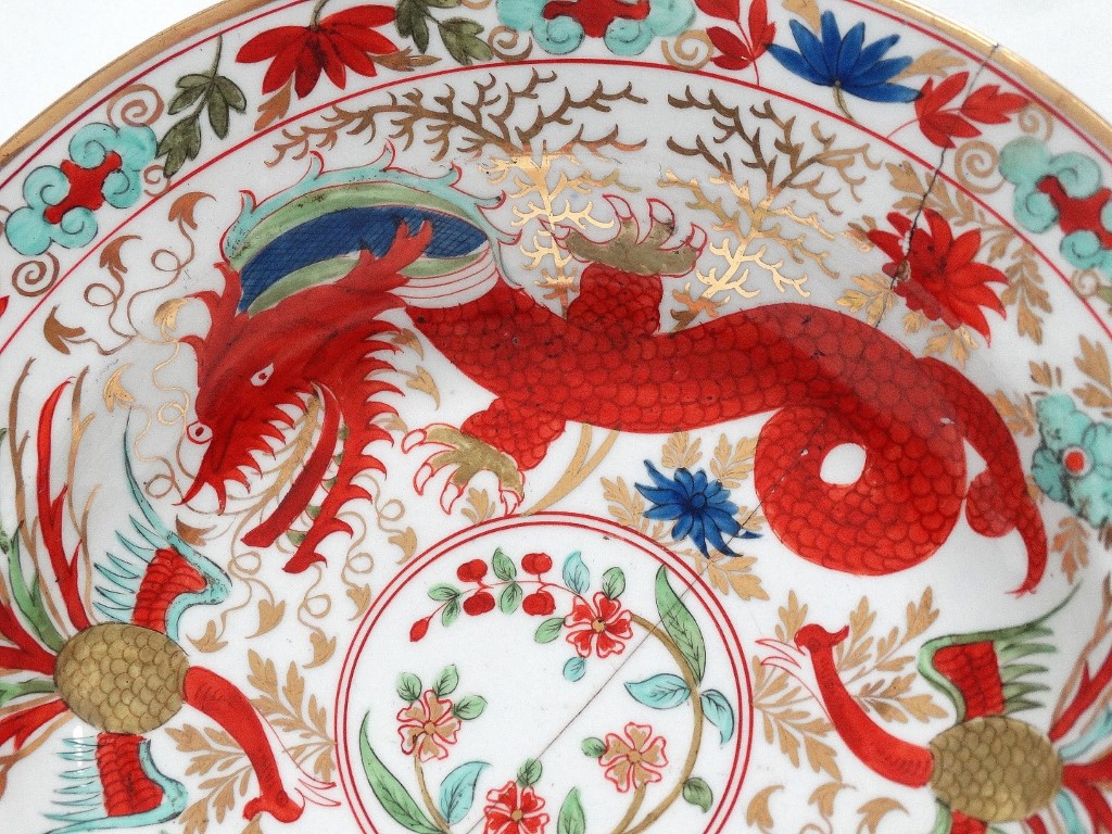 18th/19th century Chinese dish - A Chinese dish with polychrome and gilt decoration, depicting two - Image 5 of 8