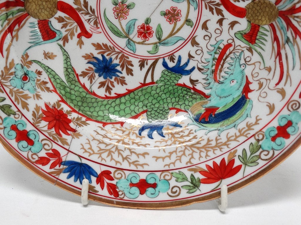 18th/19th century Chinese dish - A Chinese dish with polychrome and gilt decoration, depicting two - Image 3 of 8