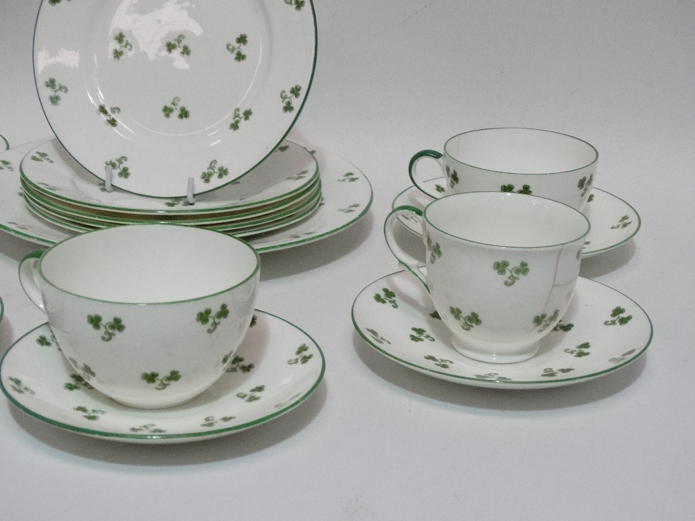 Shelley part tea service - Shelley No. S8064, decorated with shamrocks, comprising five cups of - Image 2 of 4