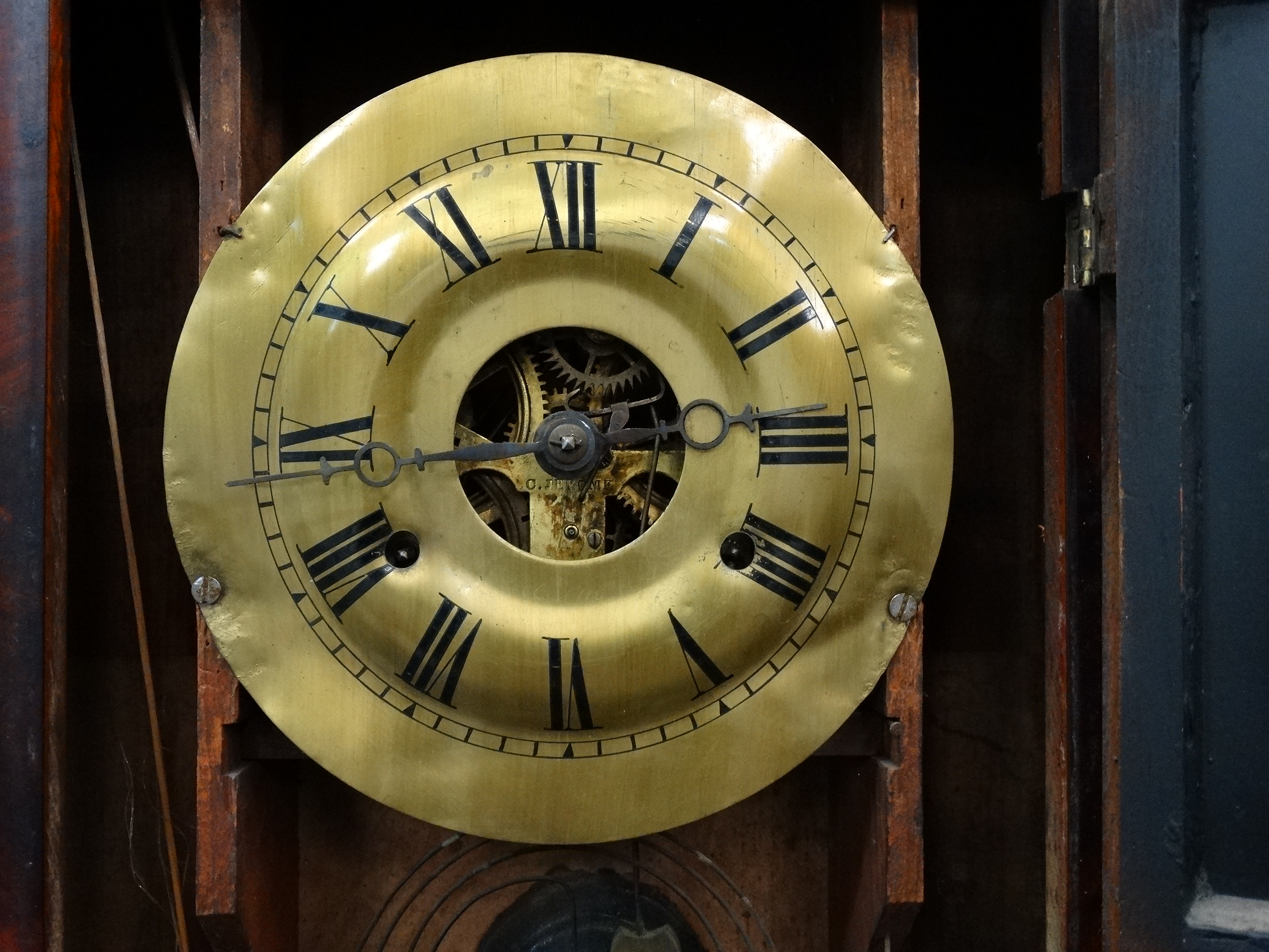 A late 19th century American mahogany cased wall clock - the brassed dial set out in Roman - Image 7 of 7
