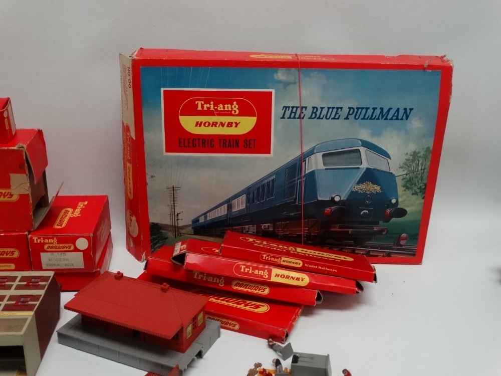 Tri-Ang Hornby 00 - a large collection of railway related items, to include 'The Blue Pullman RS. - Image 8 of 10