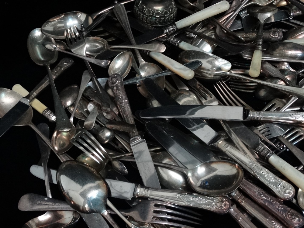 A large quantity of silver plated flatware - mixed part services (qty) - Image 3 of 4