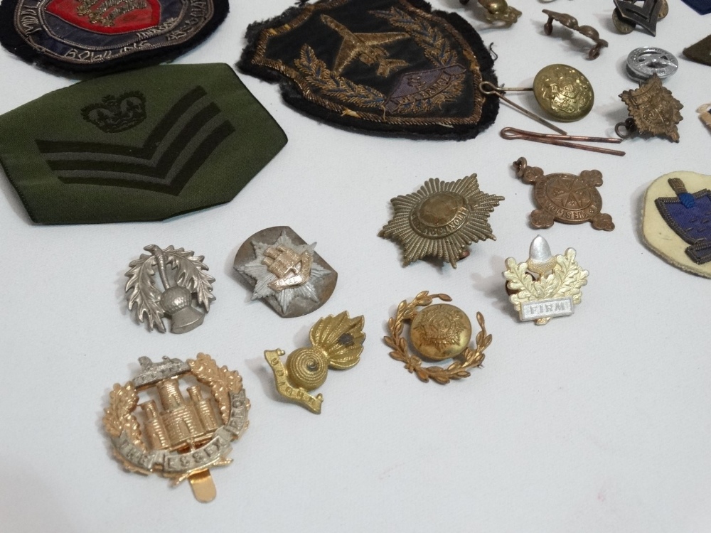 Militaria - a quantity of military cap badges, cloth badges etc. - Image 2 of 6