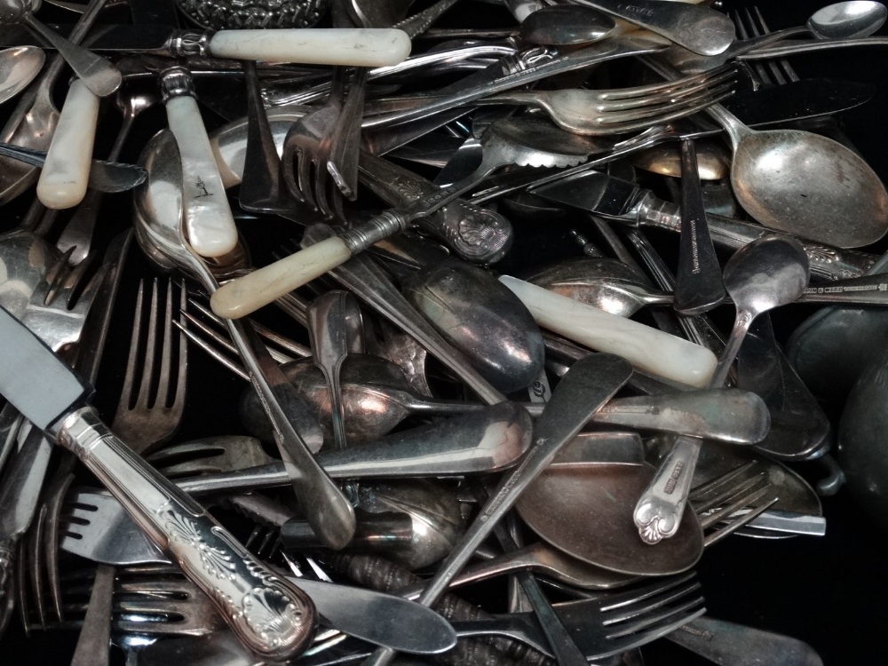 A large quantity of silver plated flatware - mixed part services (qty) - Image 2 of 4