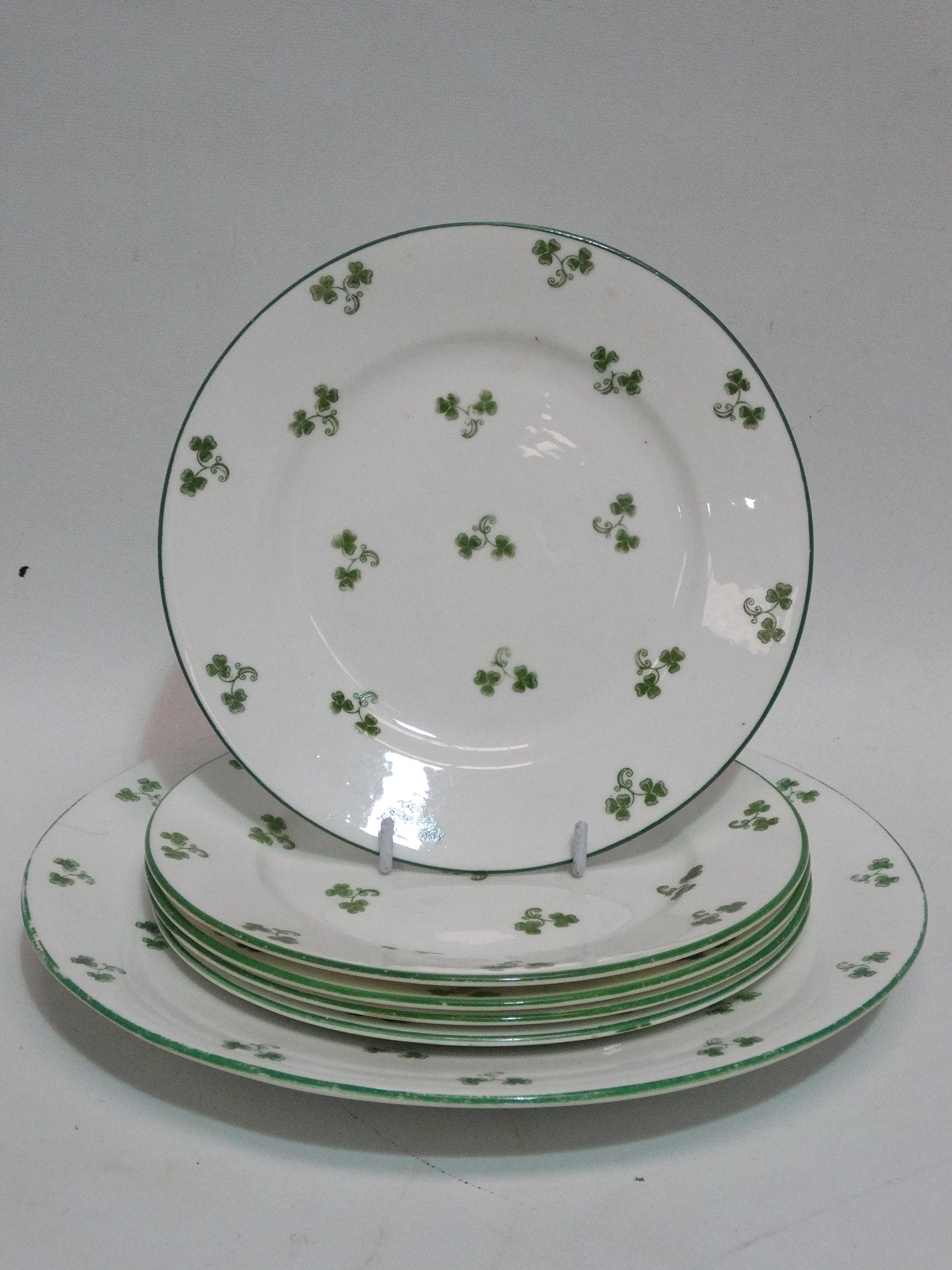 Shelley part tea service - Shelley No. S8064, decorated with shamrocks, comprising five cups of - Image 4 of 4