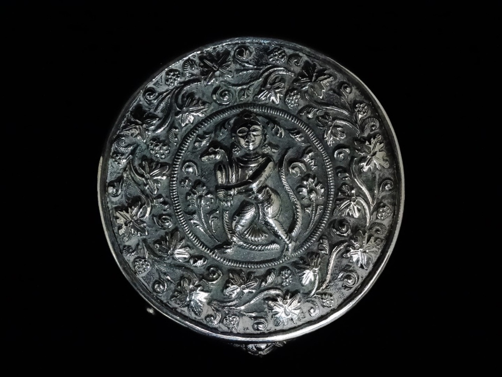 An Indonesian silver cylindrical scribes box - Extensively decorated with figures and birds on a - Image 3 of 10