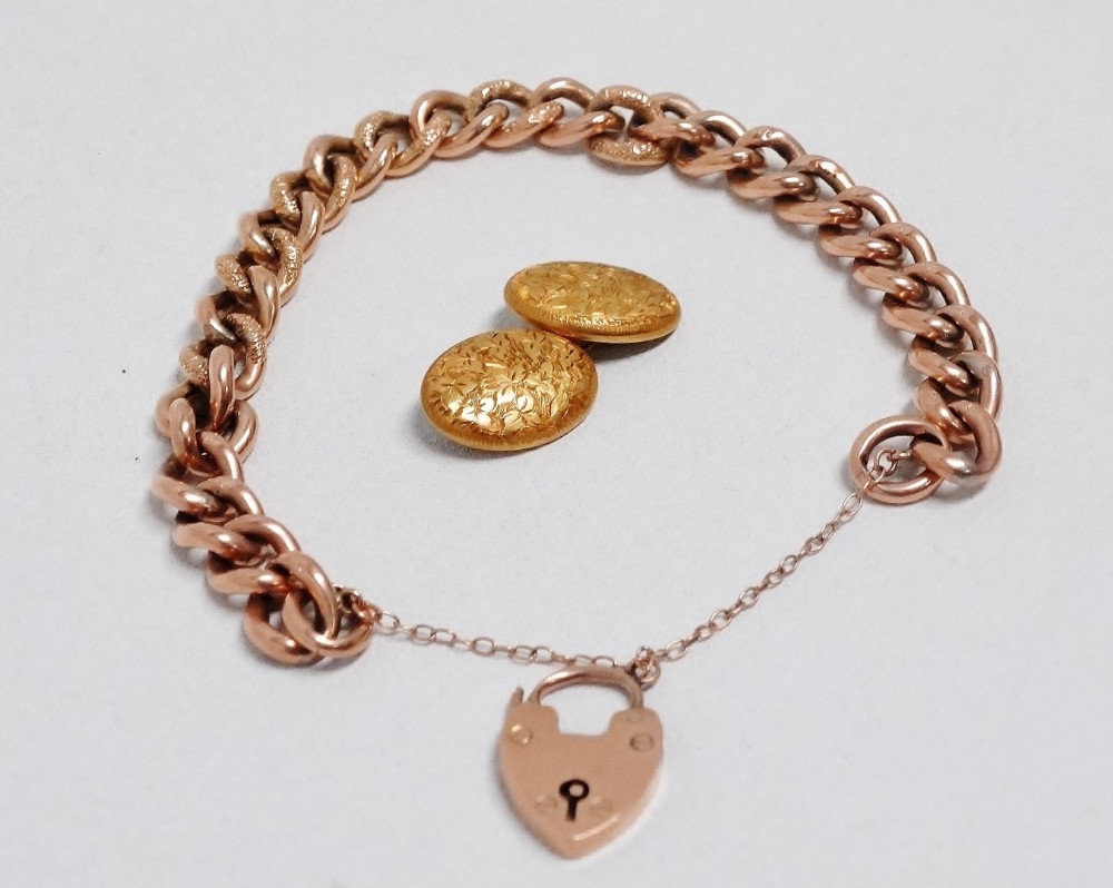 A 9ct gold curblink bracelet - with foliate engraving and a heart shaped clasp, length 16.5cm, - Bild 2 aus 4