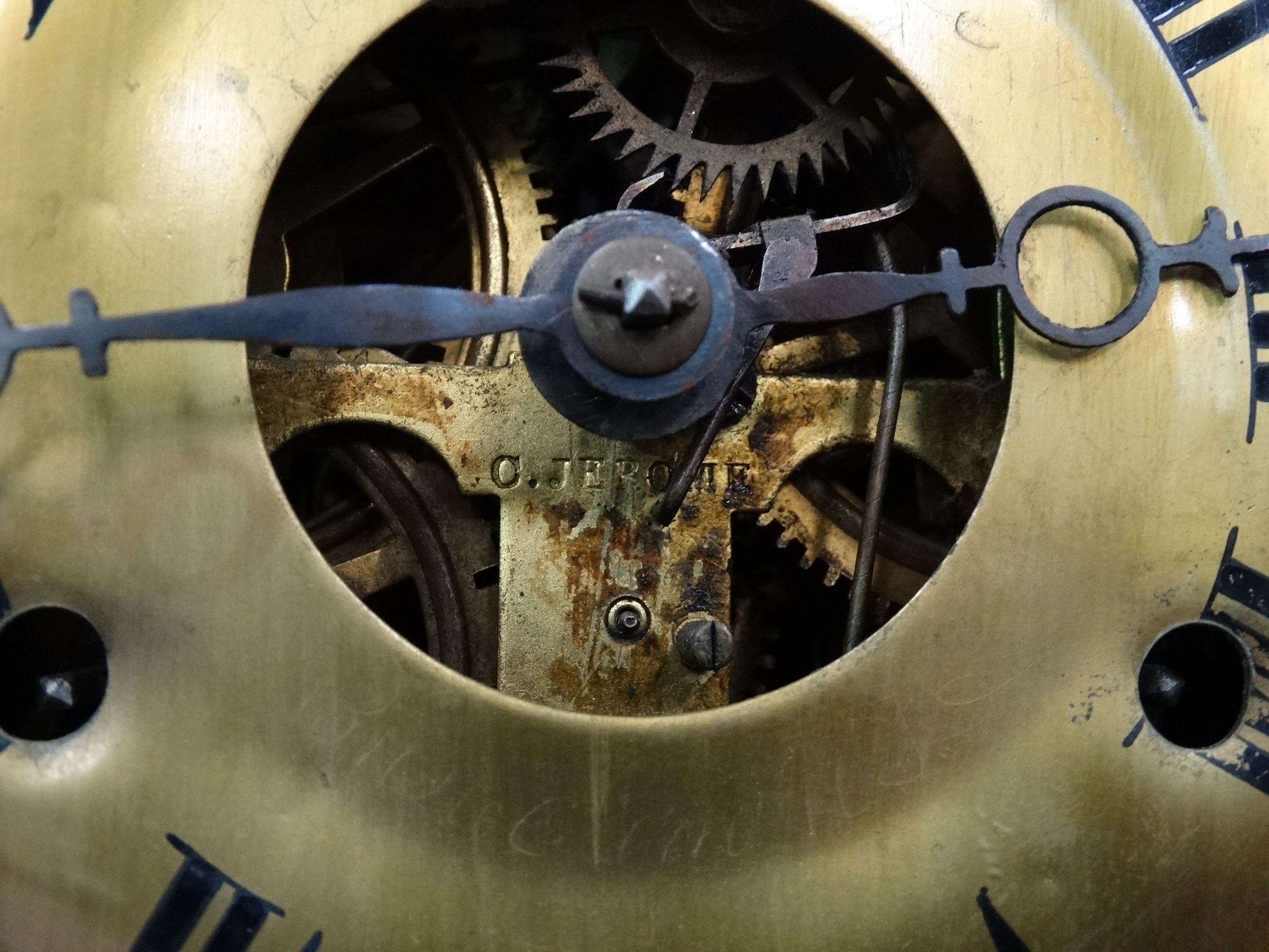 A late 19th century American mahogany cased wall clock - the brassed dial set out in Roman - Image 6 of 7