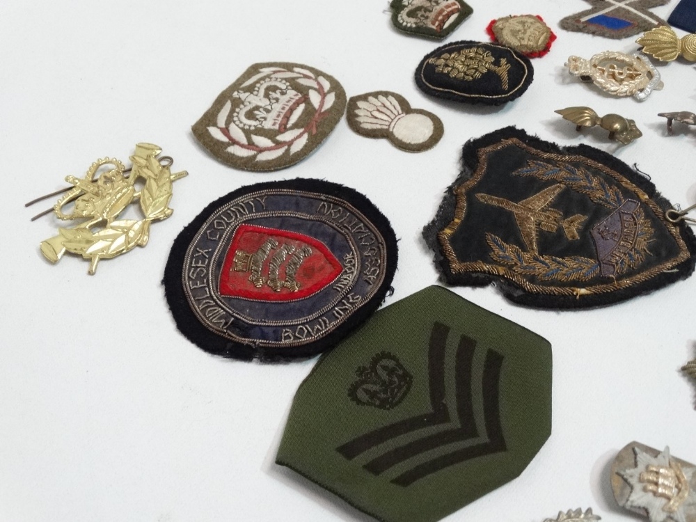 Militaria - a quantity of military cap badges, cloth badges etc. - Image 3 of 6