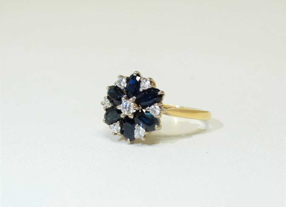 A sapphire and diamond floral shaped cluster ring - set in 18ct yellow gold, size M, weight 4.1g. - Image 4 of 4