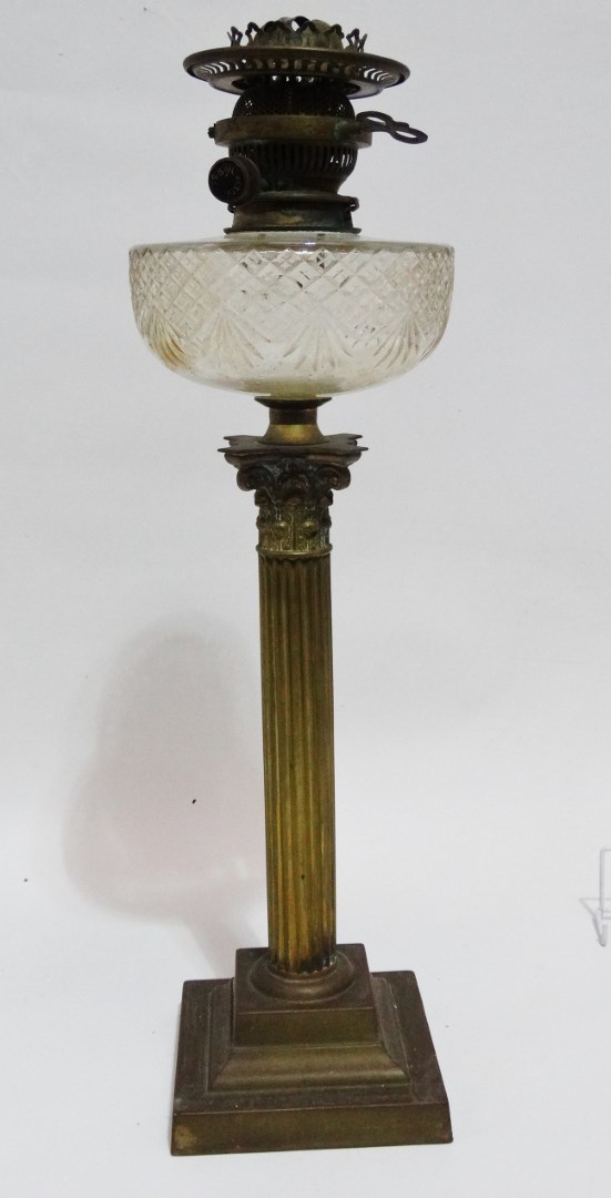 A Victorian brass oil lamp - the clear cut glass reservoir and etched glass globe, on a brass - Image 4 of 4