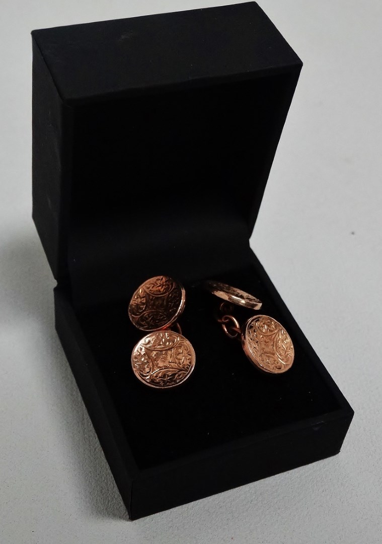 A pair of 9ct yellow gold fronted cufflinks - foliate engraved, together with a yellow metal - Bild 3 aus 4