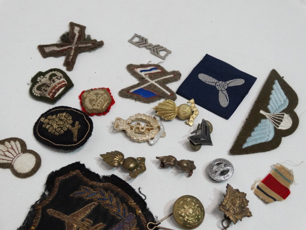 Militaria - a quantity of military cap badges, cloth badges etc. - Image 4 of 6