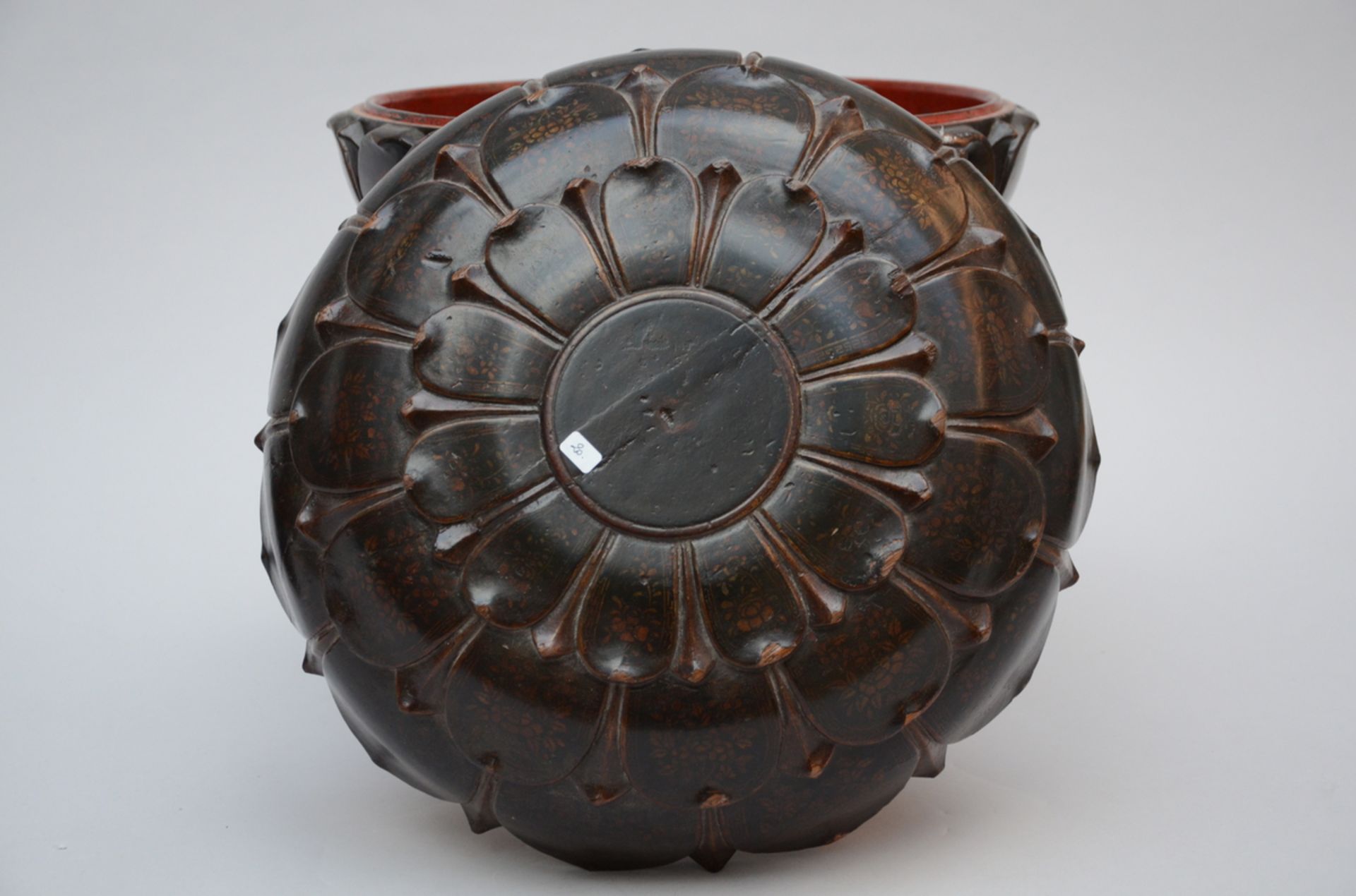 An oriental lotus shaped box on foot, Vietnam (h42x35cm) (*) - Image 3 of 6