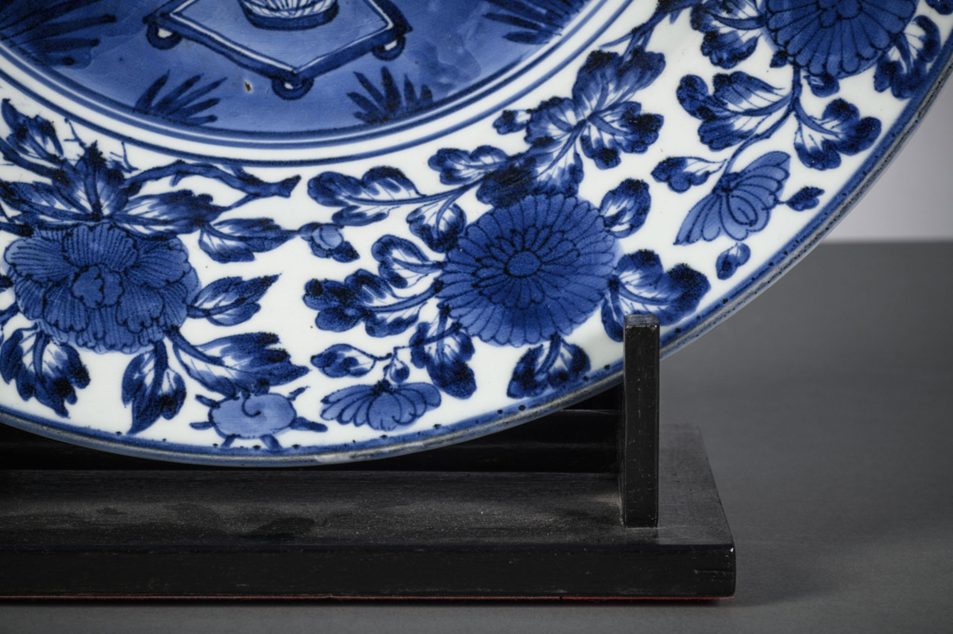 Exceptionally large dish in Japanese Arita porcelain, 17th/18th century (dia 55cm) - Image 5 of 5