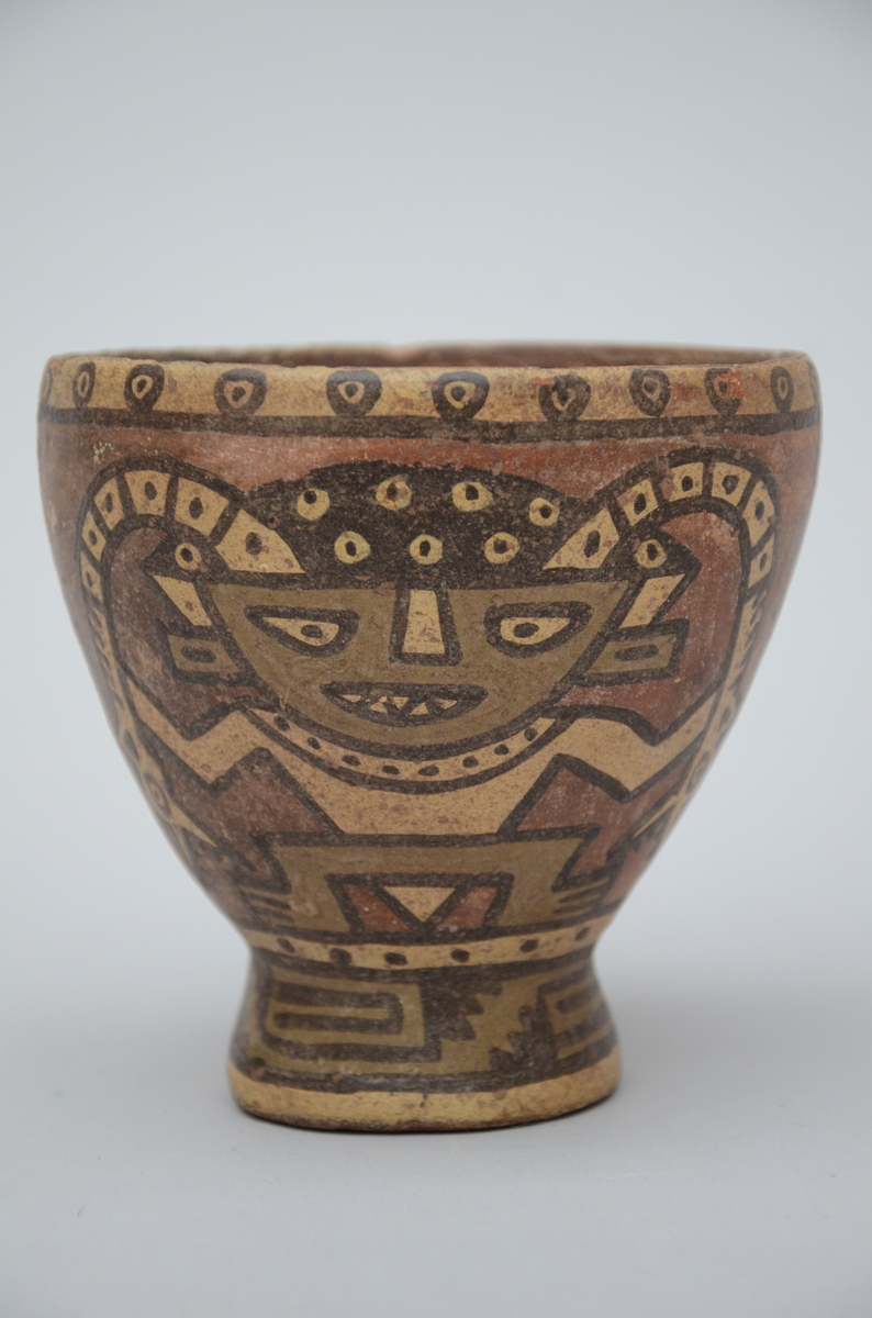 A pre-Columbian coupe 'character with snakes' (h11.50cm) - Image 3 of 5