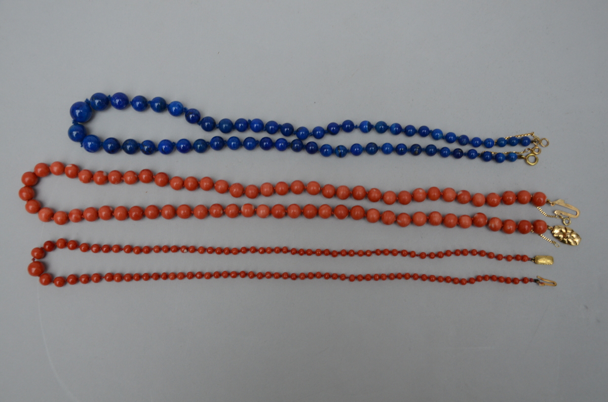 Lot: 2 necklaces in coral and 1 in lapis lazuli (length 58-62cm) - Image 3 of 3