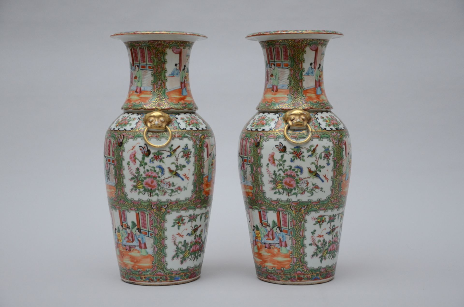 A pair of Canton porcelain vases (h46.5) - Bild 2 aus 5