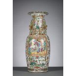 A large vase in Chinese gilt Canton porcelain, 19th century (h80cm)