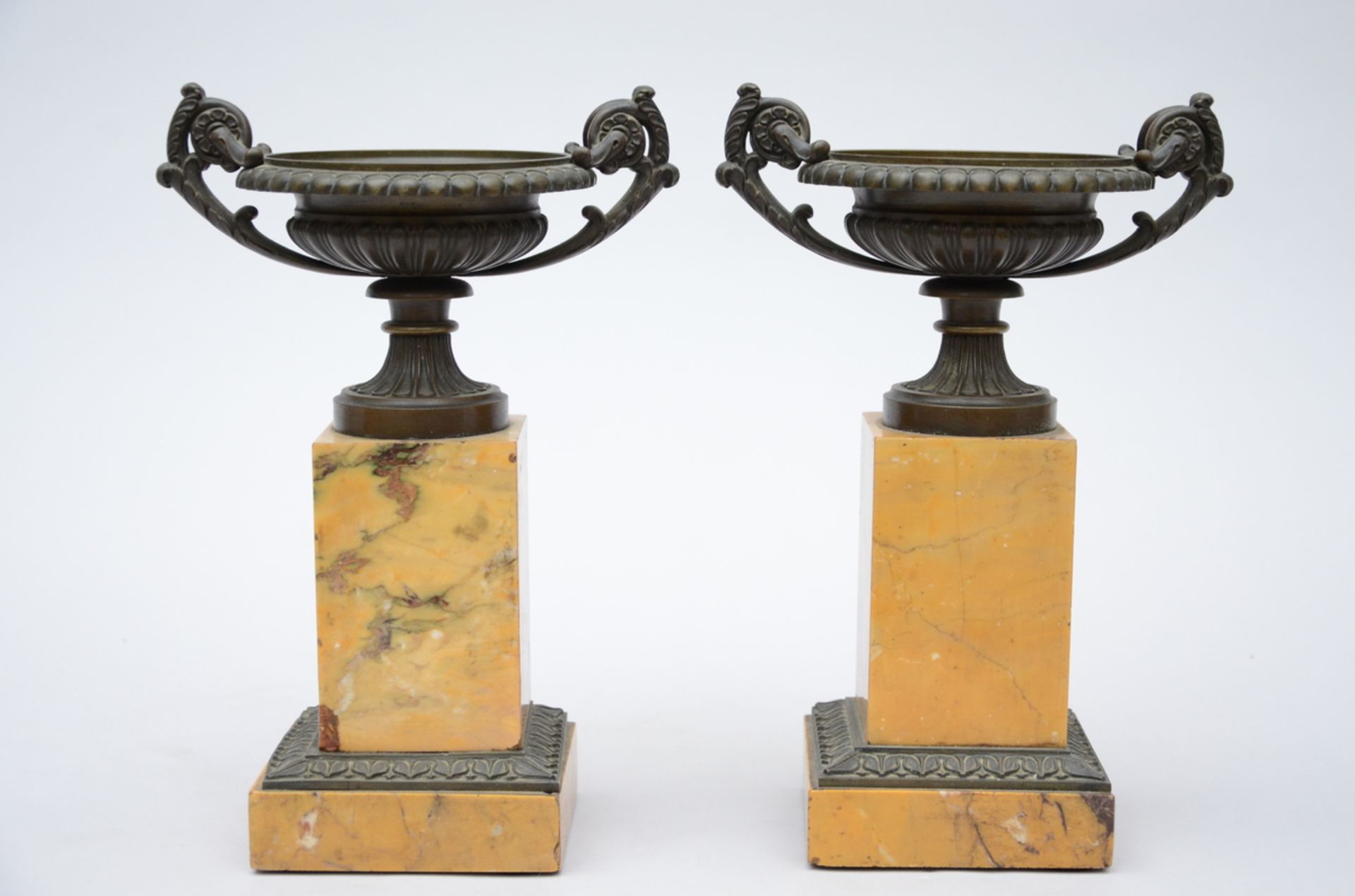 A pair of bronze tazzas on a foot in Sienna marble, Charles X (h27cm)(*)