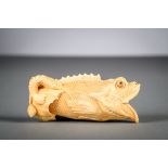 Japanese okimono in ivory or bone 'fish', about 1900 (5x11.5x3.5cm) (*)