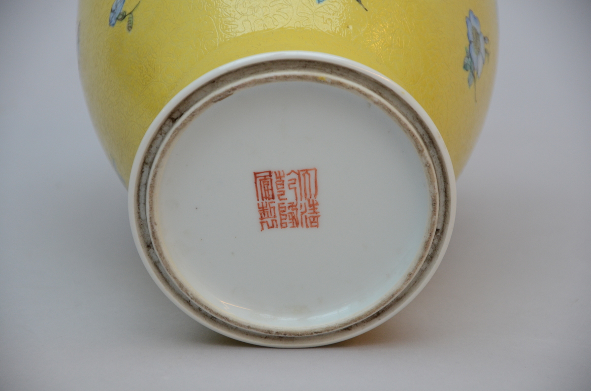 Yellow vase in Chinese famille rose porcelain 'graviata' (H40cm) - Image 4 of 5