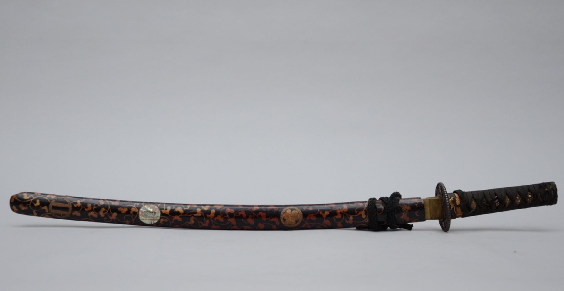 Japanese Wakizashi sword 'lotus scroll and mother-of-pearl' (74cm) (*)