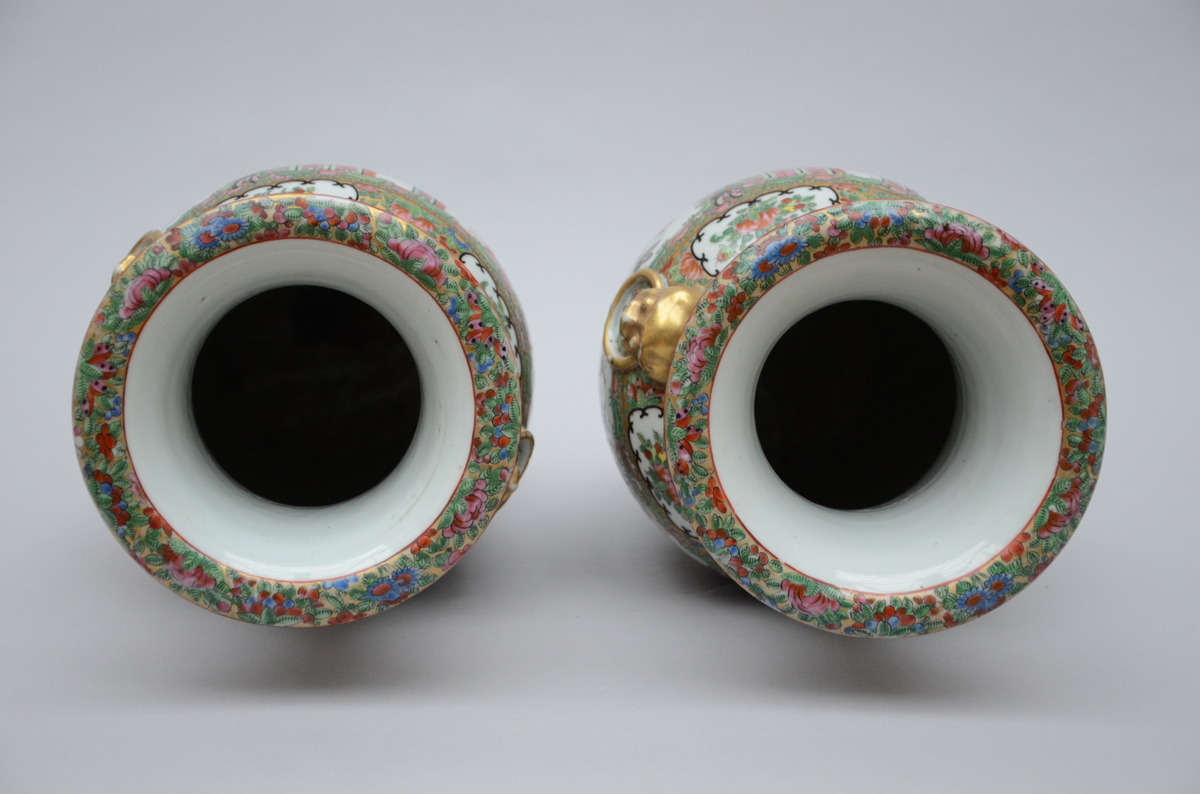 A pair of Canton porcelain vases (h46.5) - Image 4 of 5