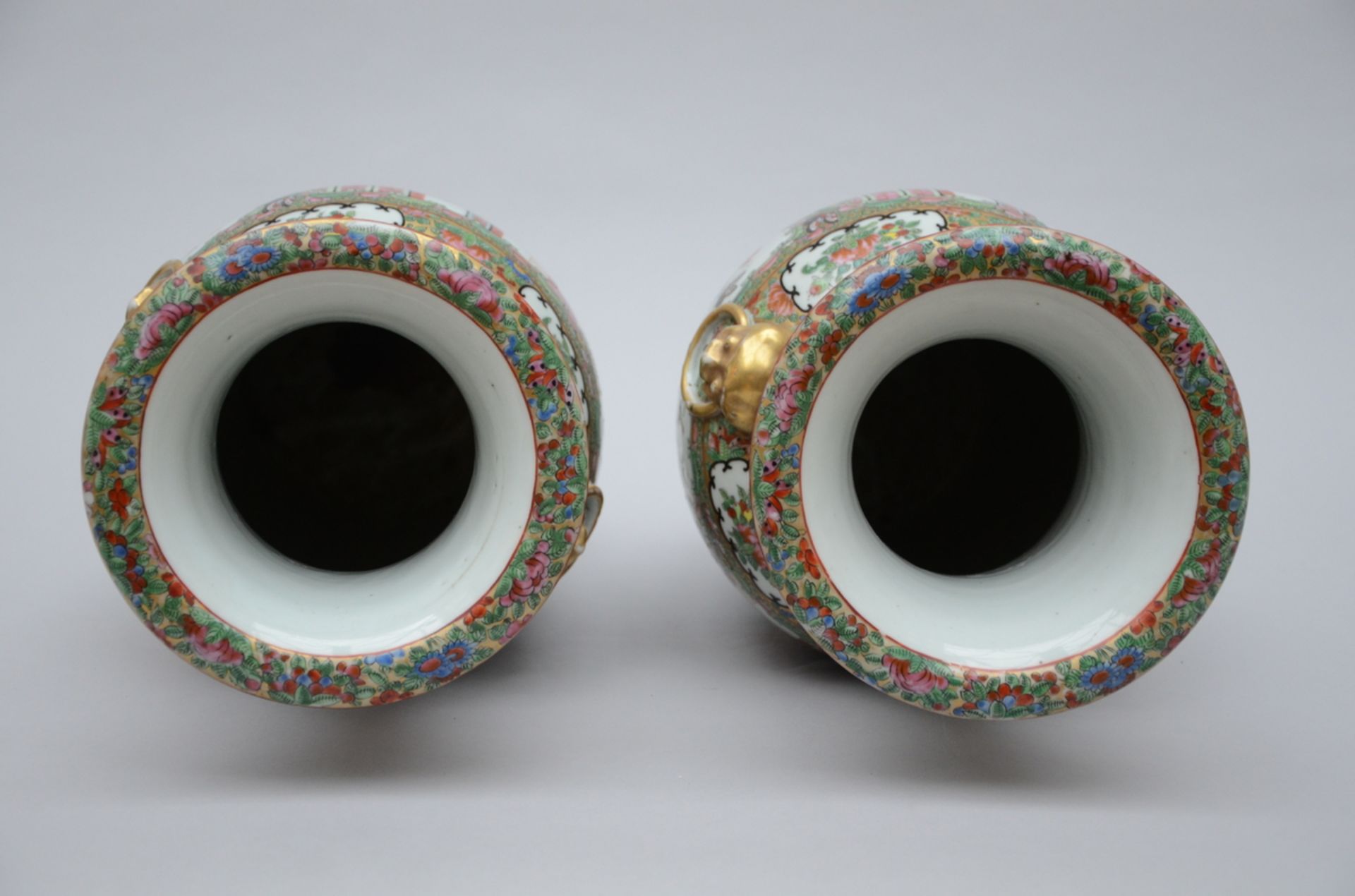 A pair of Canton porcelain vases (h46.5) - Bild 4 aus 5