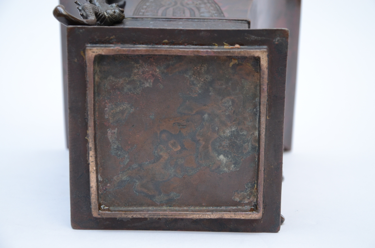 A square vase in lacquered bronze, Japan (h26cm) - Image 3 of 3