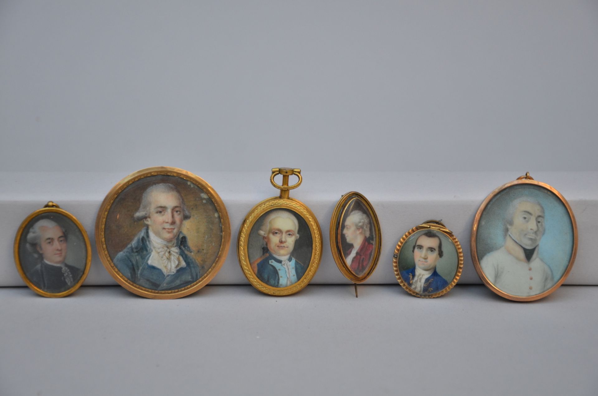 Lot: 6 miniatures 'portraits of men' (dia 3 to 6 cm)