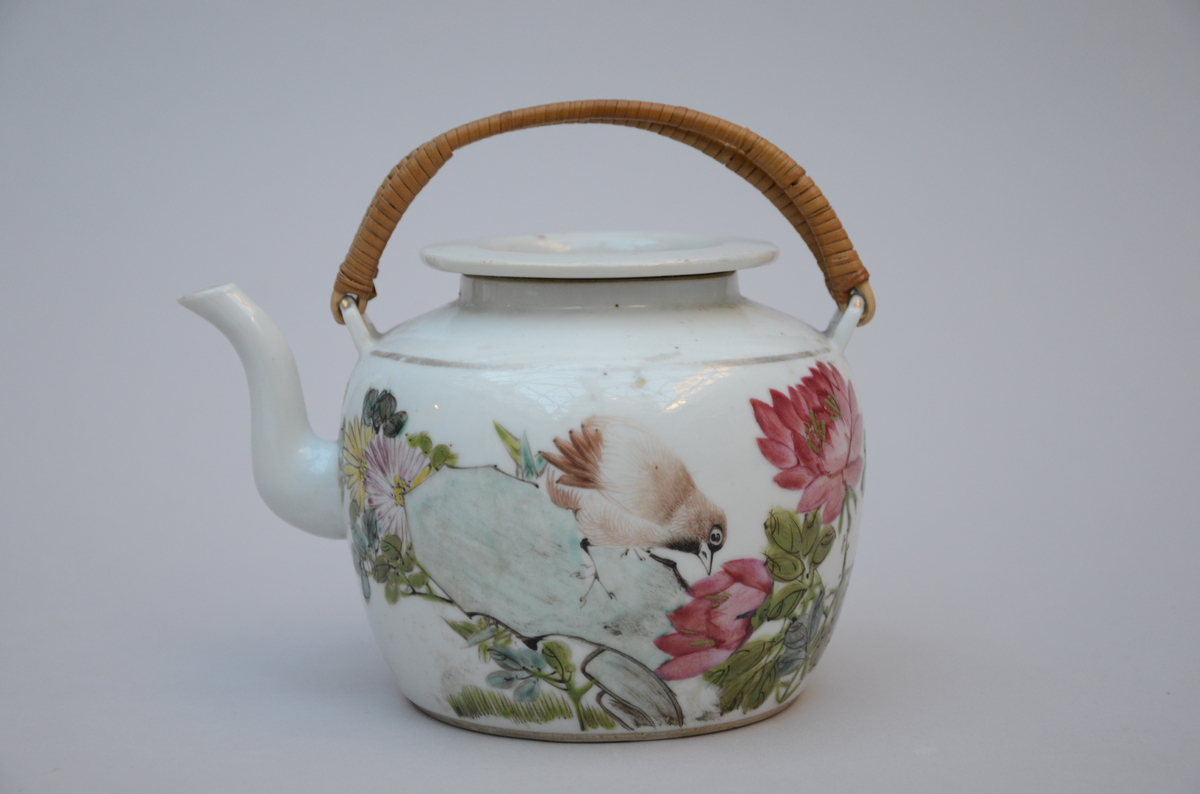 A Chinese porcelain teapot 'decor with bird', signed (h12cm)