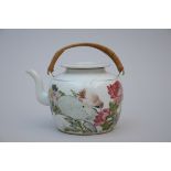 A Chinese porcelain teapot 'decor with bird', signed (h12cm)