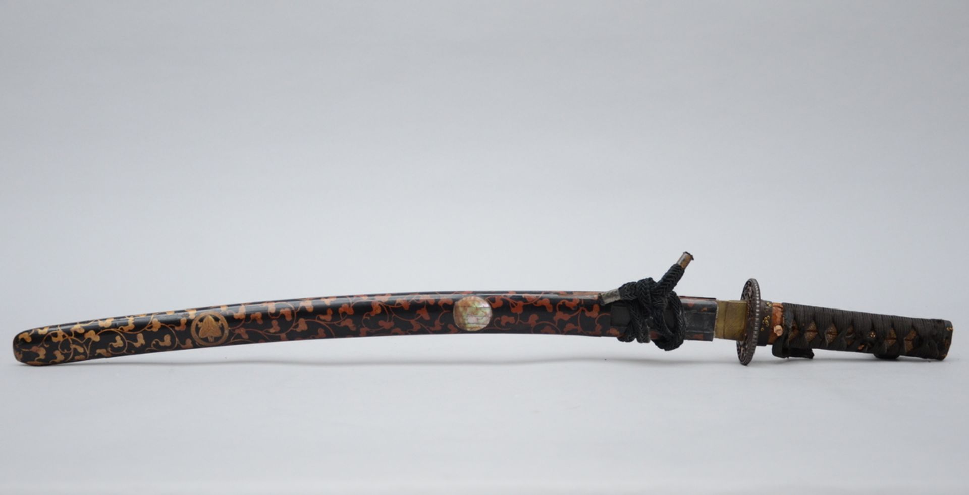 Japanese Wakizashi sword 'lotus scroll and mother-of-pearl' (74cm) (*) - Image 2 of 7