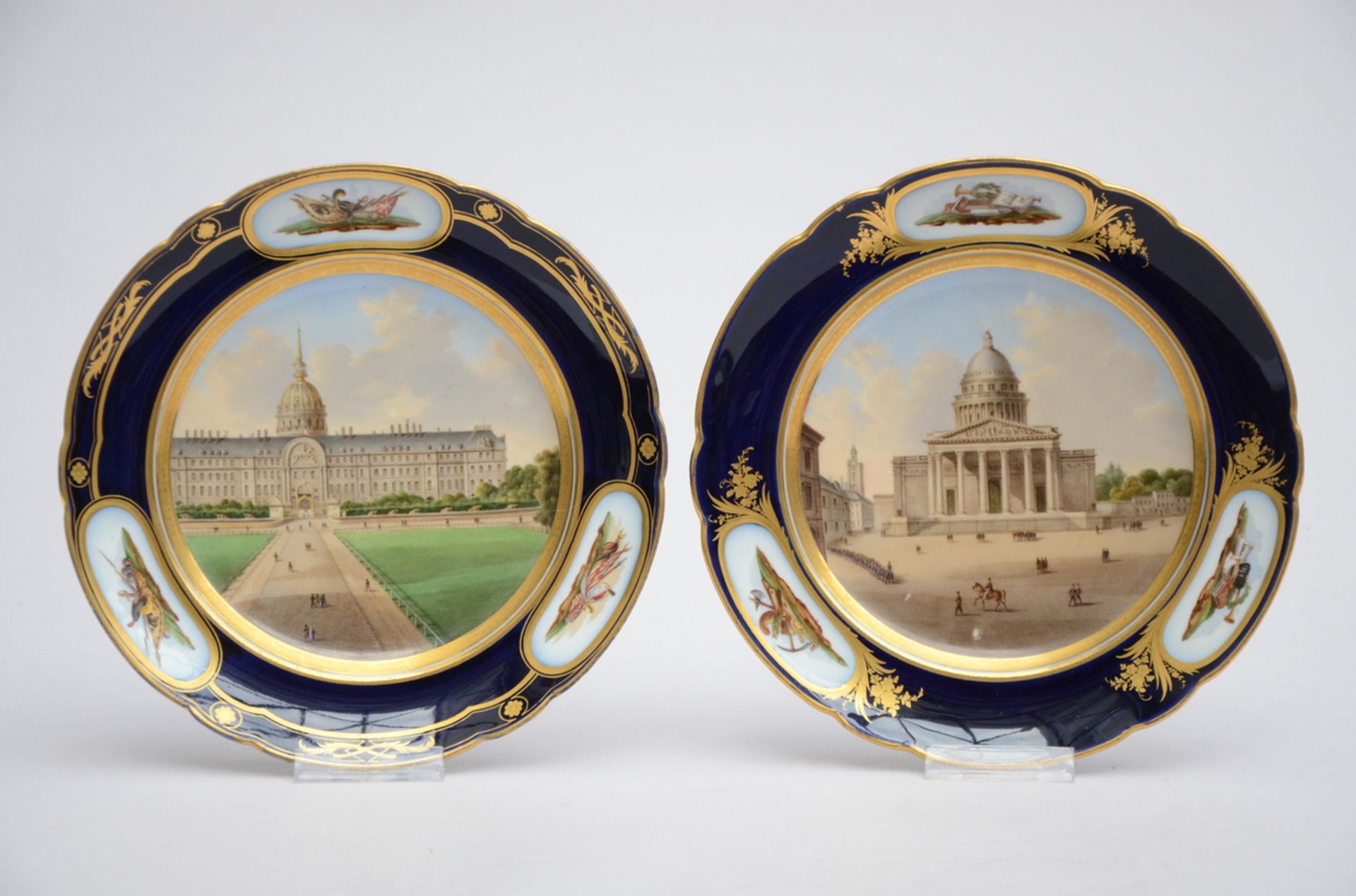 Two plates in French porcelain 'Parisian monuments', signed Rihouet (dia24cm)