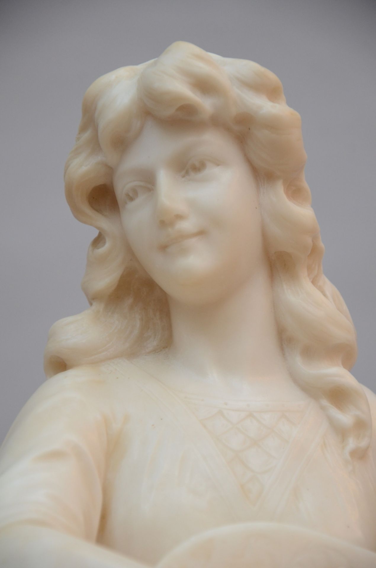 Statue in alabaster 'lady with instrument' (h74cm) (*) - Image 3 of 4