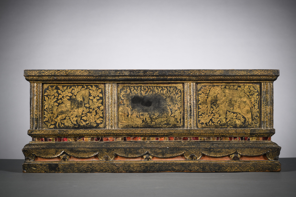 A fine Thai lacquered trunk for prayers, 19th century (31x81x26cm)