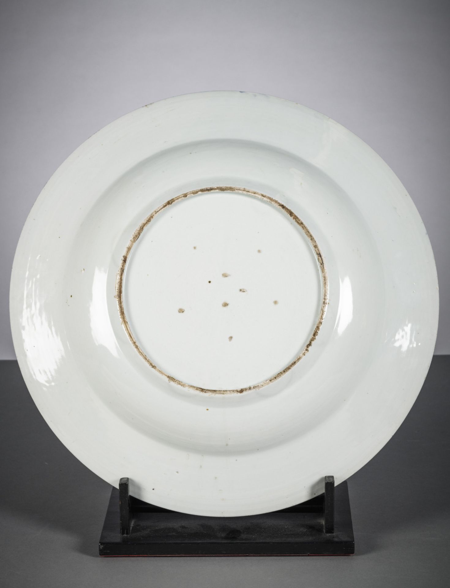 Exceptionally large dish in Japanese Arita porcelain, 17th/18th century (dia 55cm) - Image 2 of 5