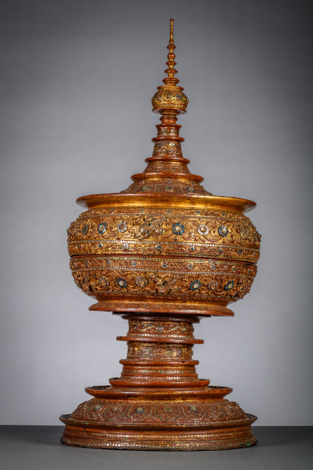 Thai stupa in lacquer and mirror glass, 19th century (h92cm) - Image 2 of 5