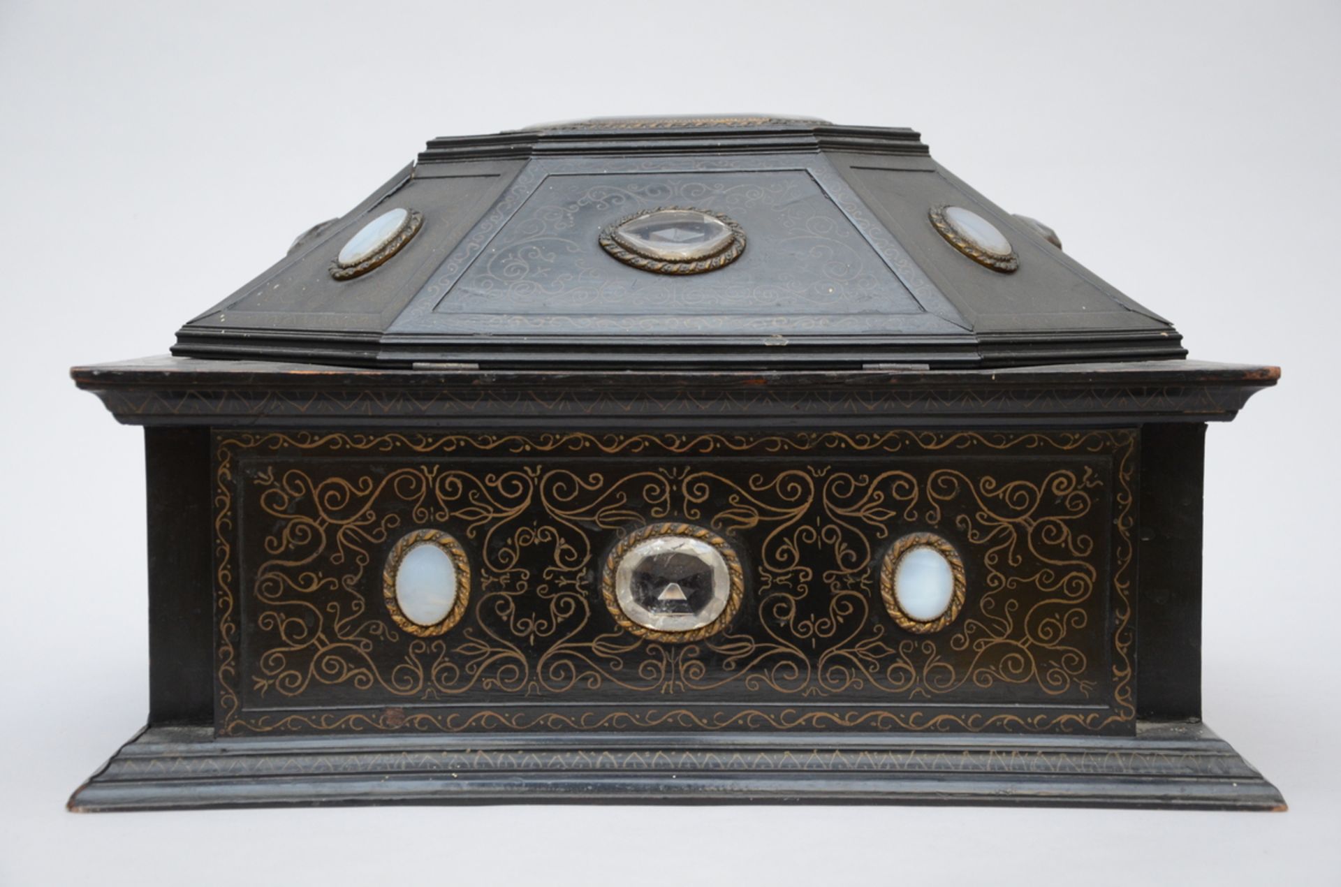 A shrine in black wood with cabochons, 17th century (h32x50x39cm) (*)